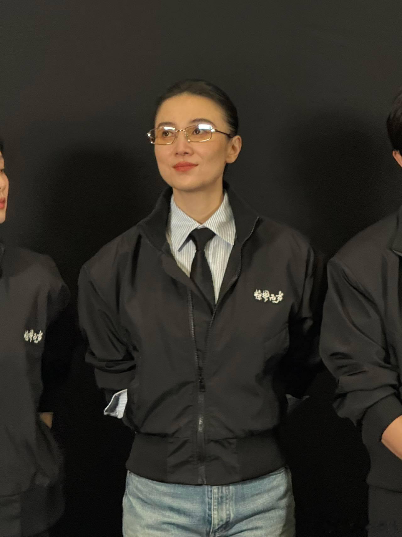 宋佳回应十几台机器怼脸的压力宋佳真的把赵虹演活了！路演说面对十几台机器怼脸会紧张