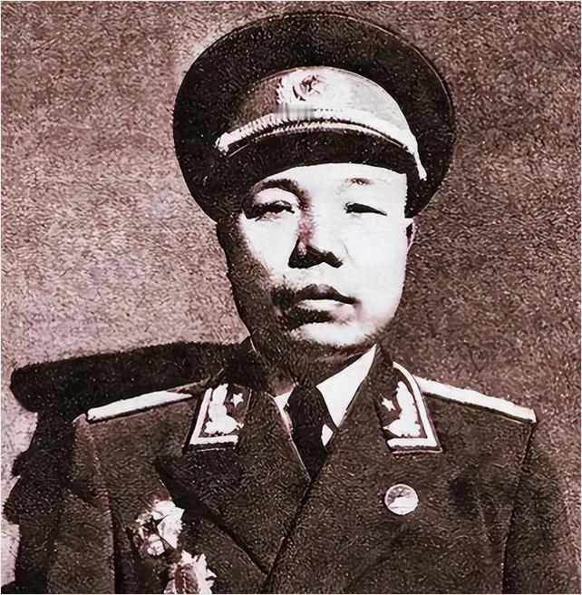 1958年，开国上将萧华回到江西兴国，找到了失散24年的亲妹妹萧金洪。见面时，萧