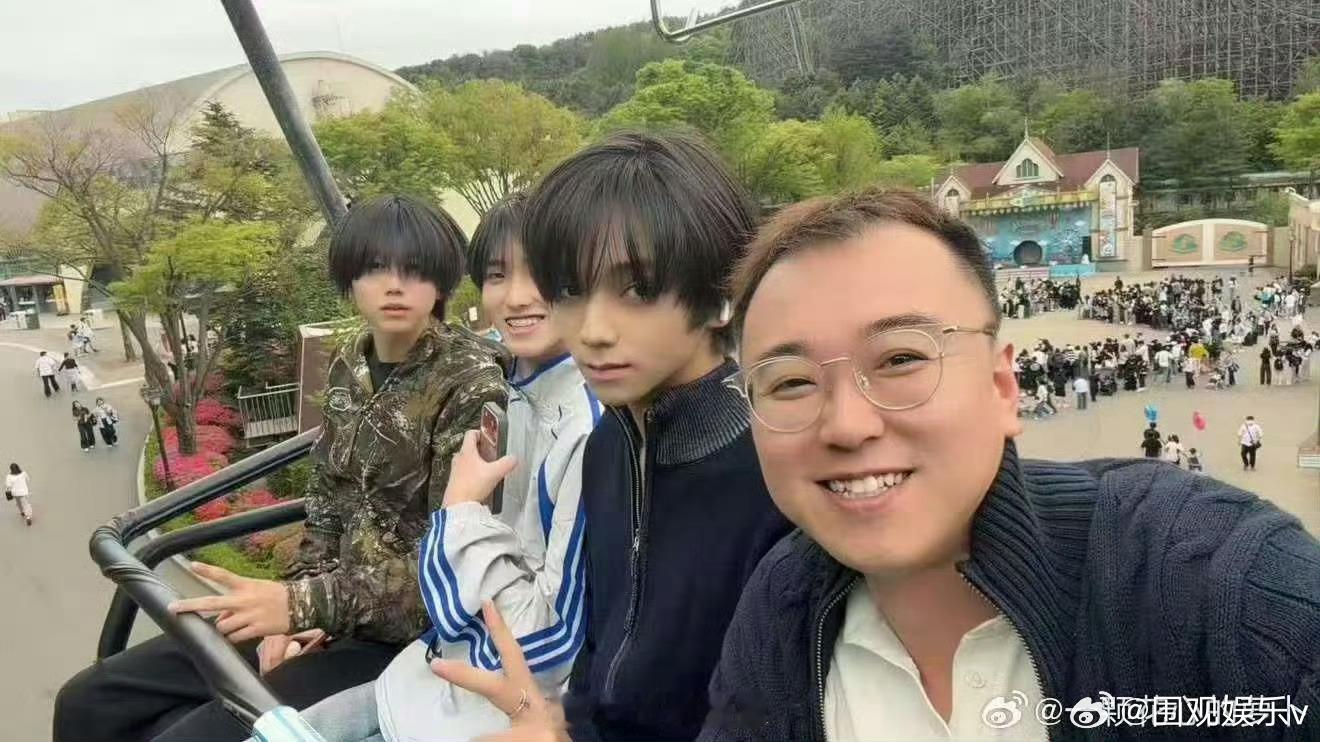 地陪晒与王橹杰左奇函陈奕恒合照王橹杰左奇函陈奕恒与地陪合照 地陪小哥晒了与王橹杰