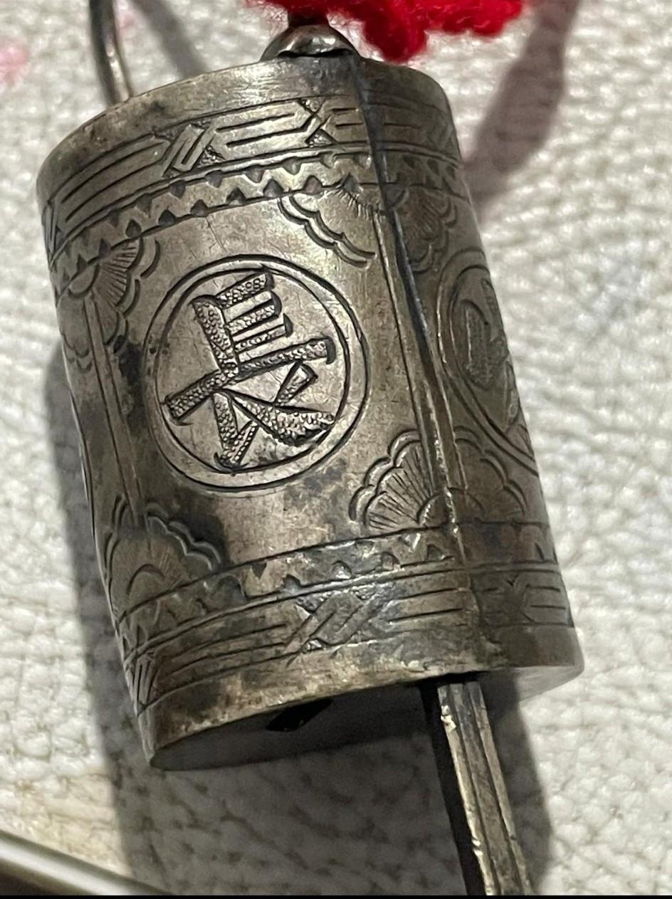 朋友从他家老房子的箱子里翻出一件物件，我俩对着它端详许久，也没弄清楚这究竟是什么