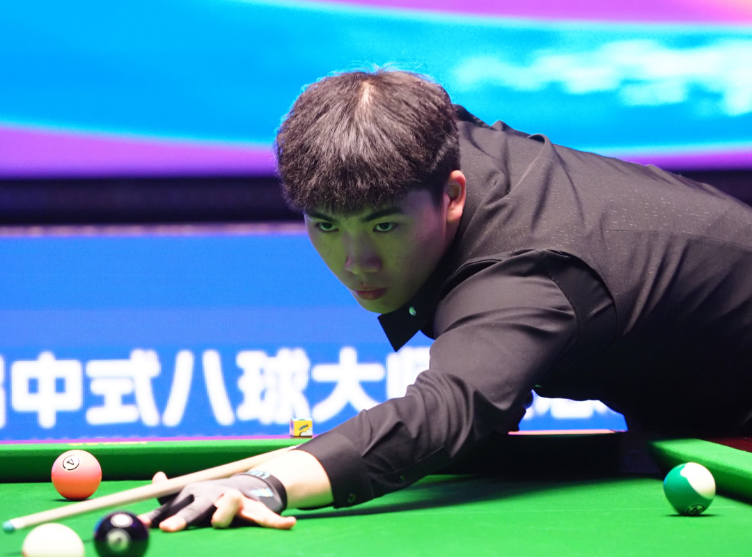 3月31日，第十四届中式八球大师赛总决赛 迎来终极对决。郑肖淮39-36战胜沈申