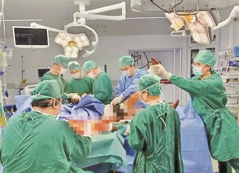 就30秒！给电动自行车充电的瞬间，33岁男子被烧得只剩10%好皮肤
 
谁能想到