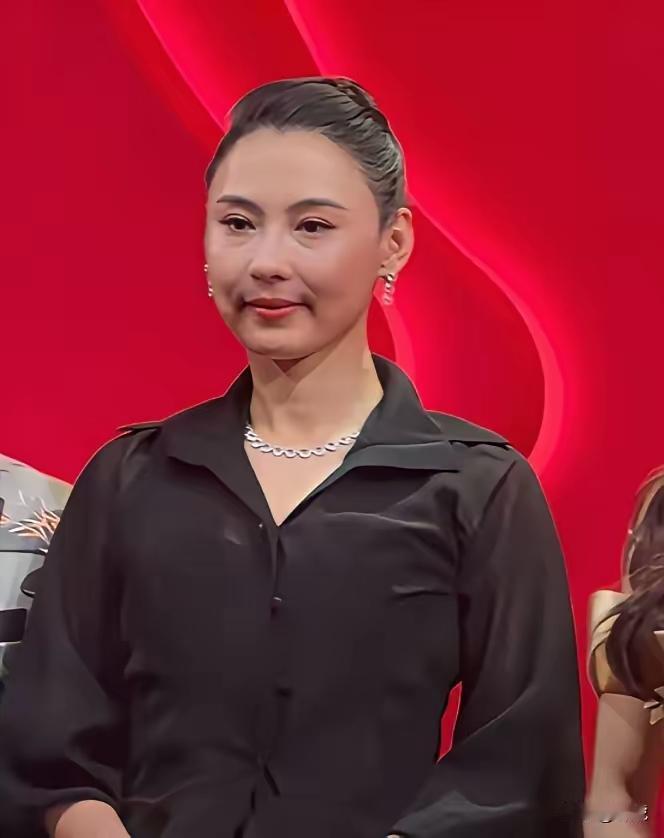 感觉这个美女又熟悉又陌生，为啥不自然老去，感觉自然老去才美，虽然老话说，没有多花