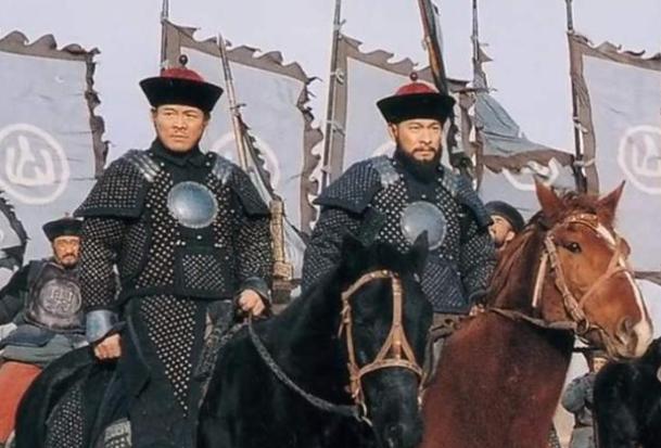 1748年，北京瀛台。乾隆亲自审问跪在地上的川陕总督张广泗，命人对他用刑。张广泗
