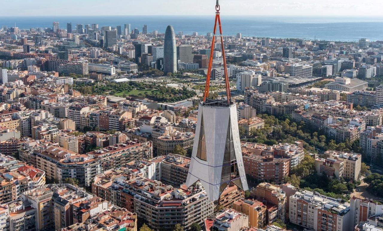 2025年深秋的巴塞罗那，清晨的薄雾尚未散尽，一声汽笛便为这座城市的天际线写下新