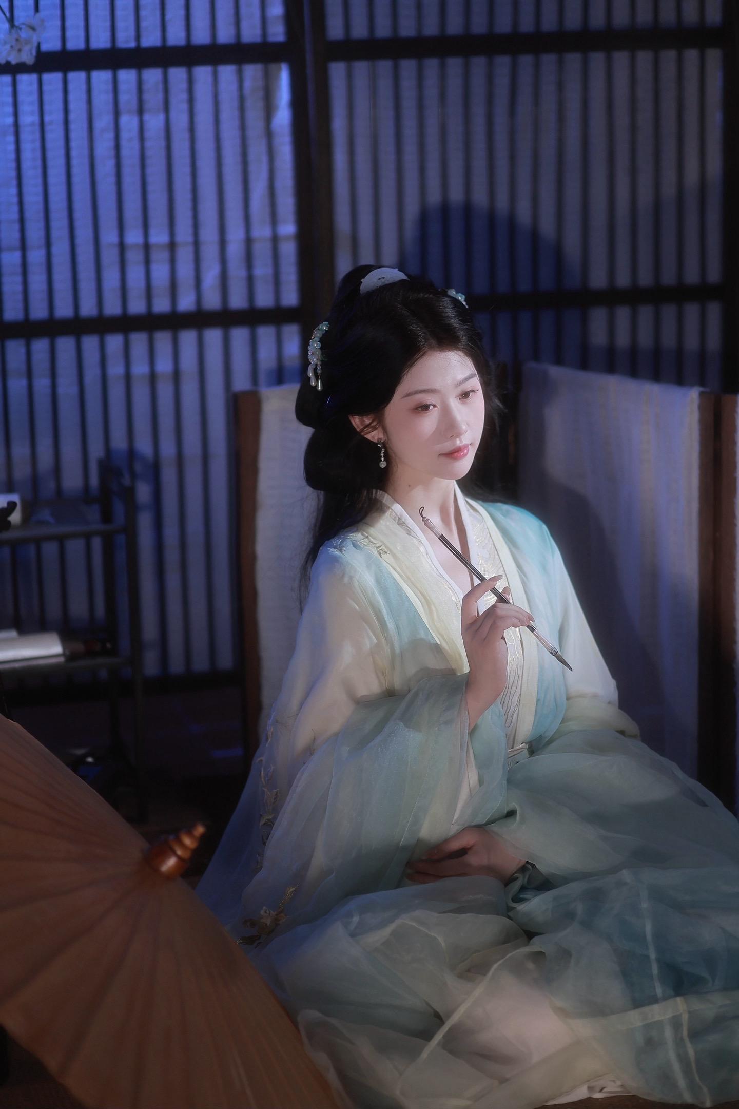 我心如水 水滴石穿｜折腰小乔。仿拍折腰小乔 实在太喜欢画伞的这一幕啦！...