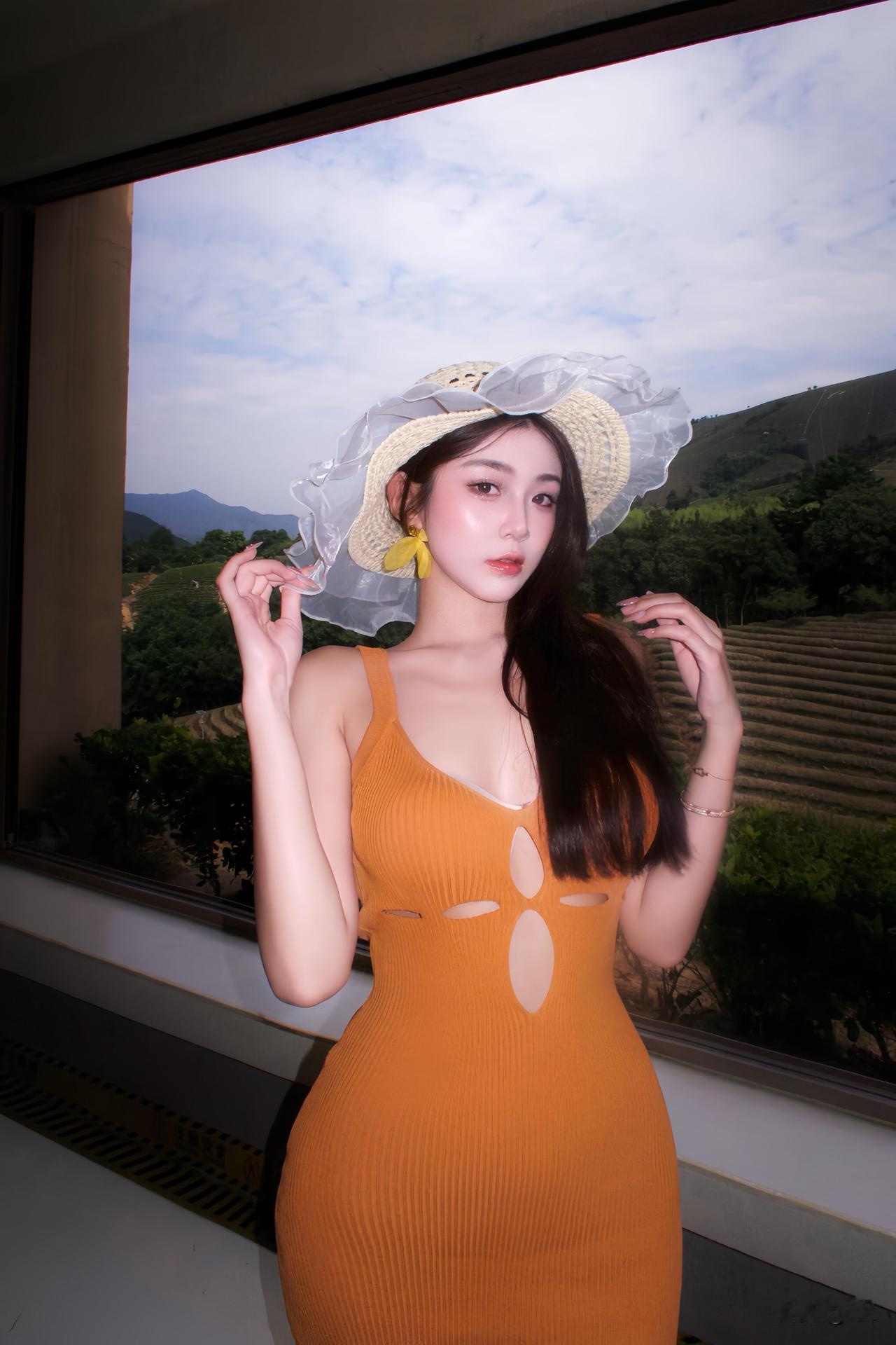 纯欲度假风！橘色针织裙+草帽，窗边拍照绝了🧡