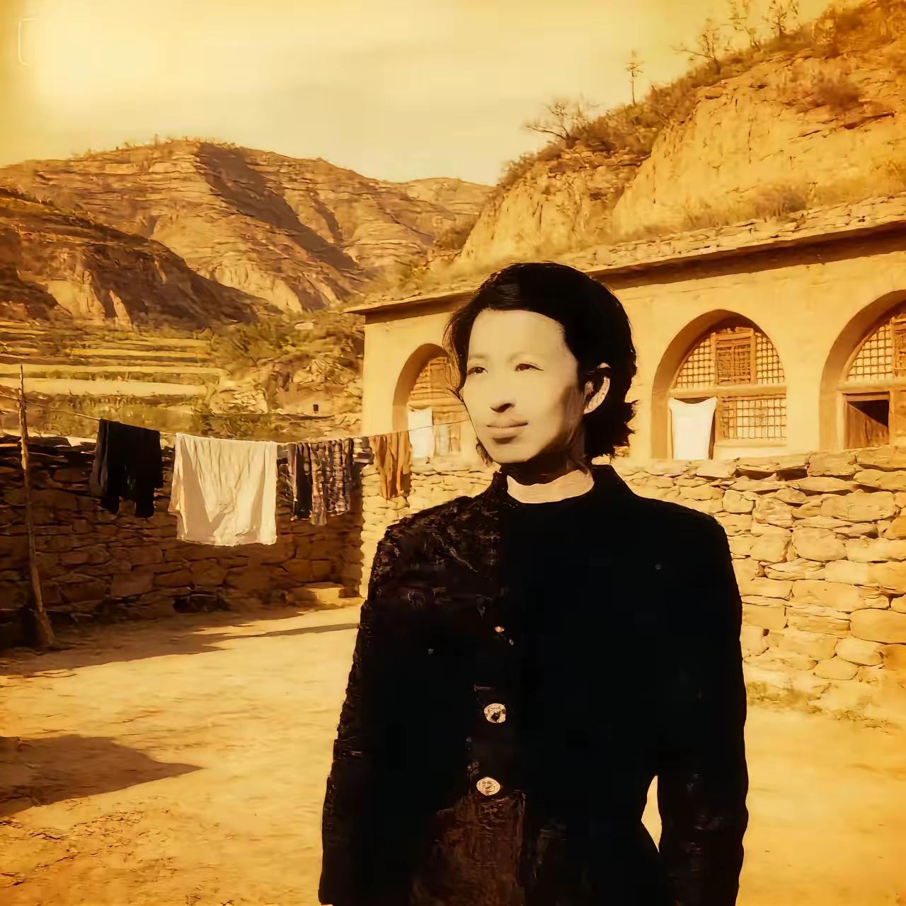 延安，窑洞，
那山，那沟！
艰难困苦的日子，
有一群志士仁人，
聚集在宝塔山下，