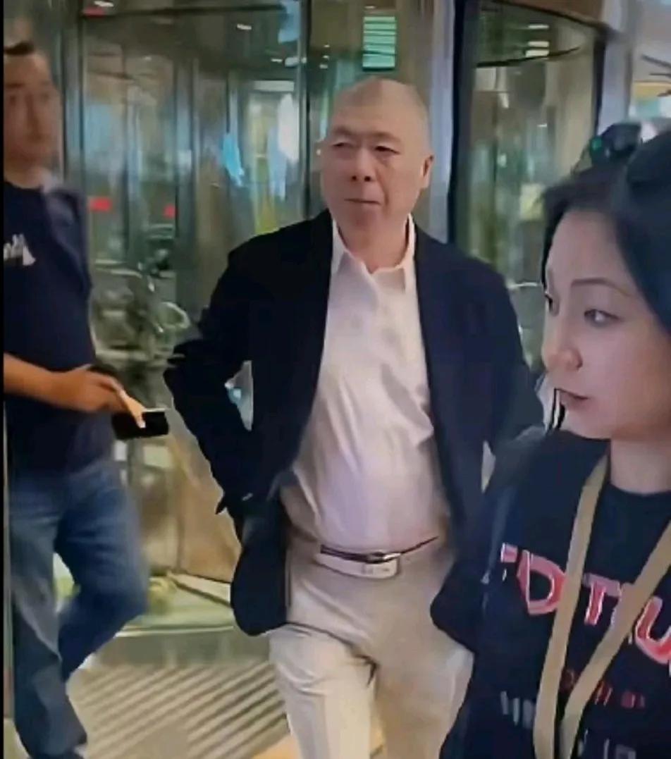 我一直好奇，冯小刚的白癜风是怎么治好的呢？
现在一点都看不出来了。人也比以前帅了