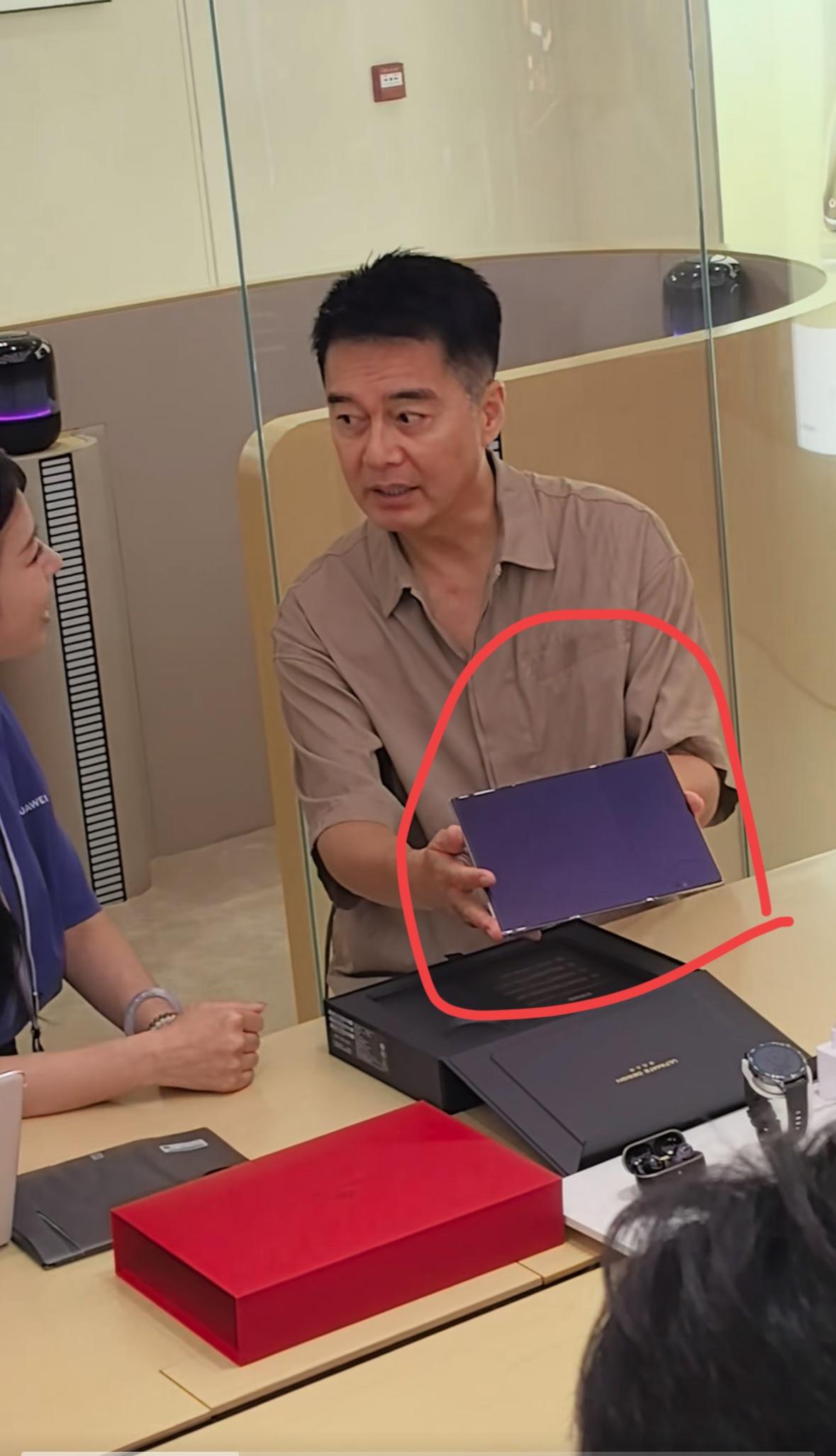 祁厅长手里拿的是什么牌子的手机，好像是折叠手机