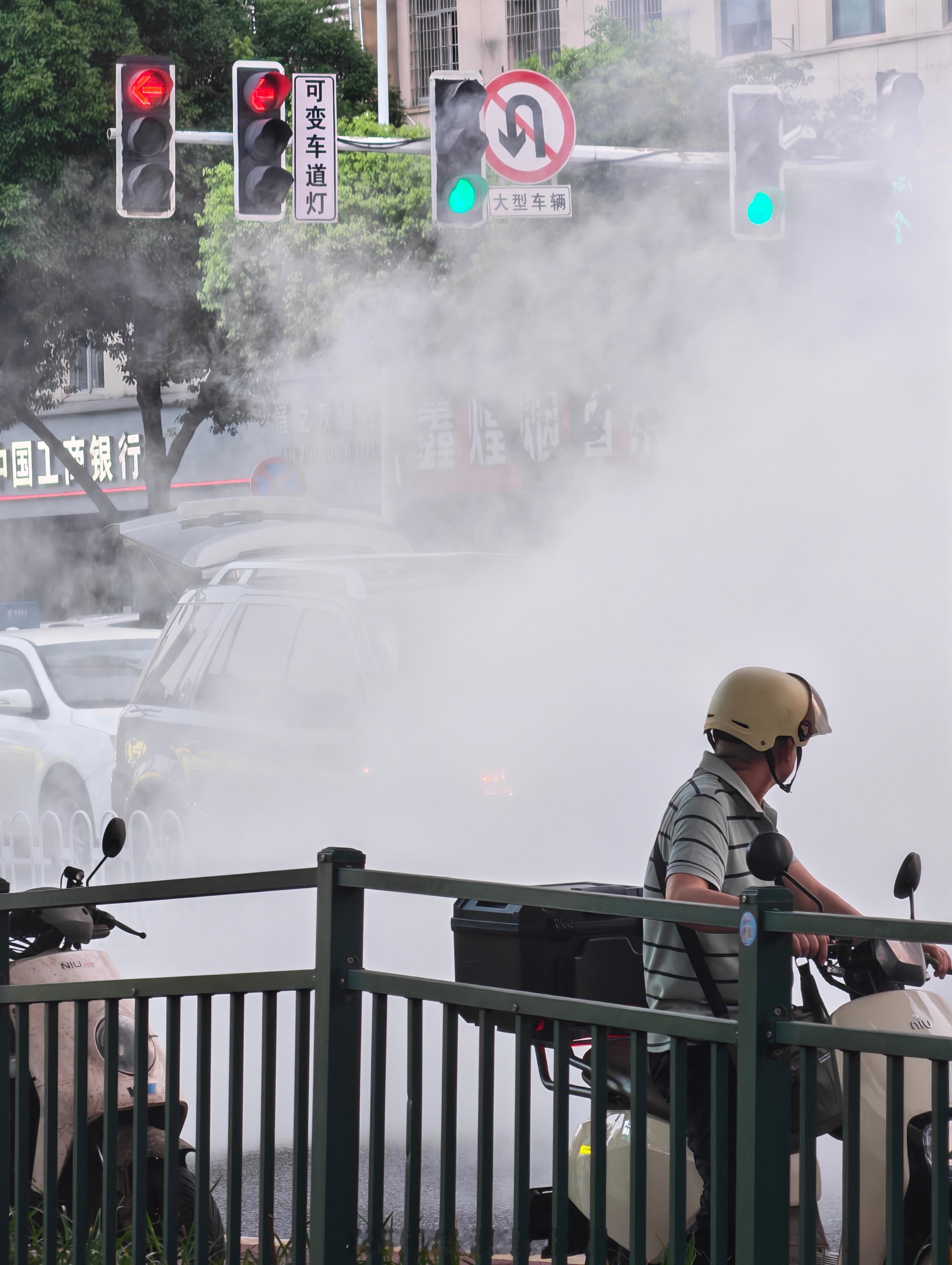 下班路上遇到一辆车引擎盖着火了，吓死个人