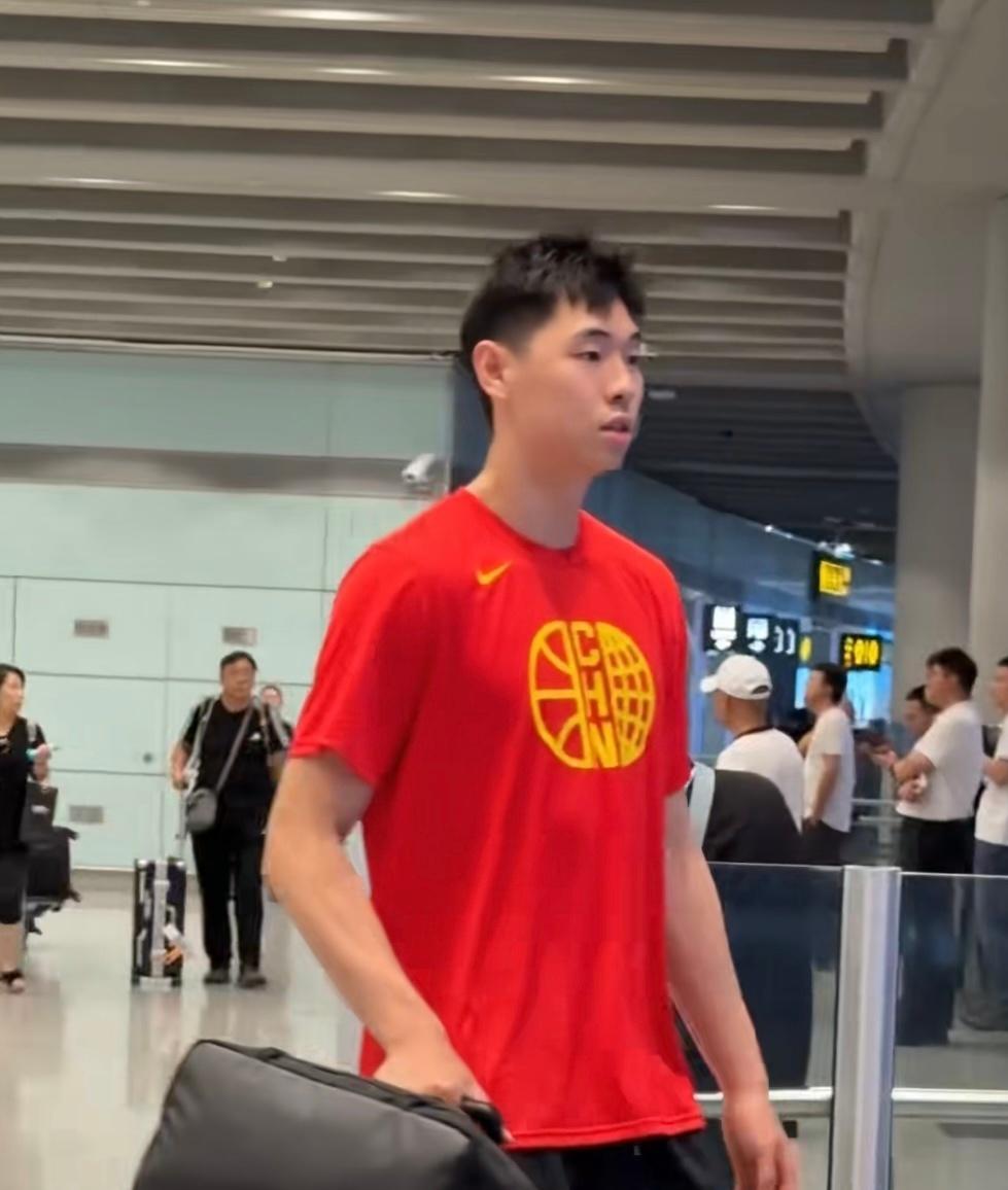 全员返程，中国男篮结束世预赛征程落地北京，一胜一负顺利晋级下阶段
机场最新实拍曝