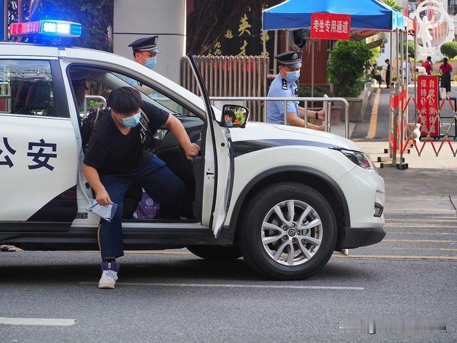 高考最令人哭笑不得的瞬间，往往集中在“准考证”与“走错校区”。年年都有考生坐着警