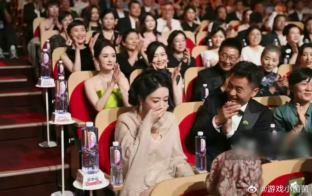 杨紫经纪人抱着杨紫哭白玉兰我不知道你们咋了肖战听到杨紫得奖的反应圆梦时刻经纪人后
