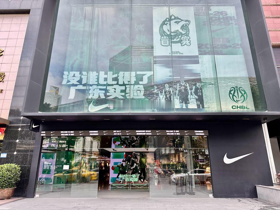 没谁比得了广东实验！5月1日-6月初期间，广州正佳耐克化身为一座“省实基地”，进