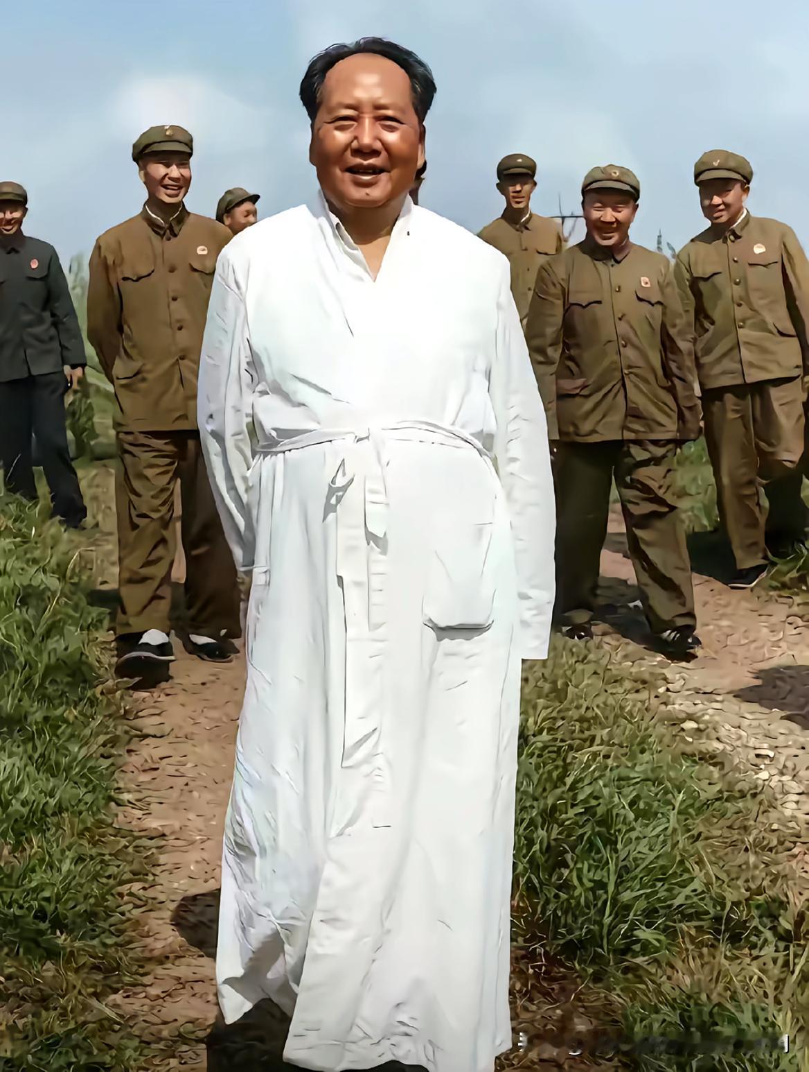 武汉1966：73岁的毛主席最后一次畅游长江后

眼前这张彩色修复照片摄于196