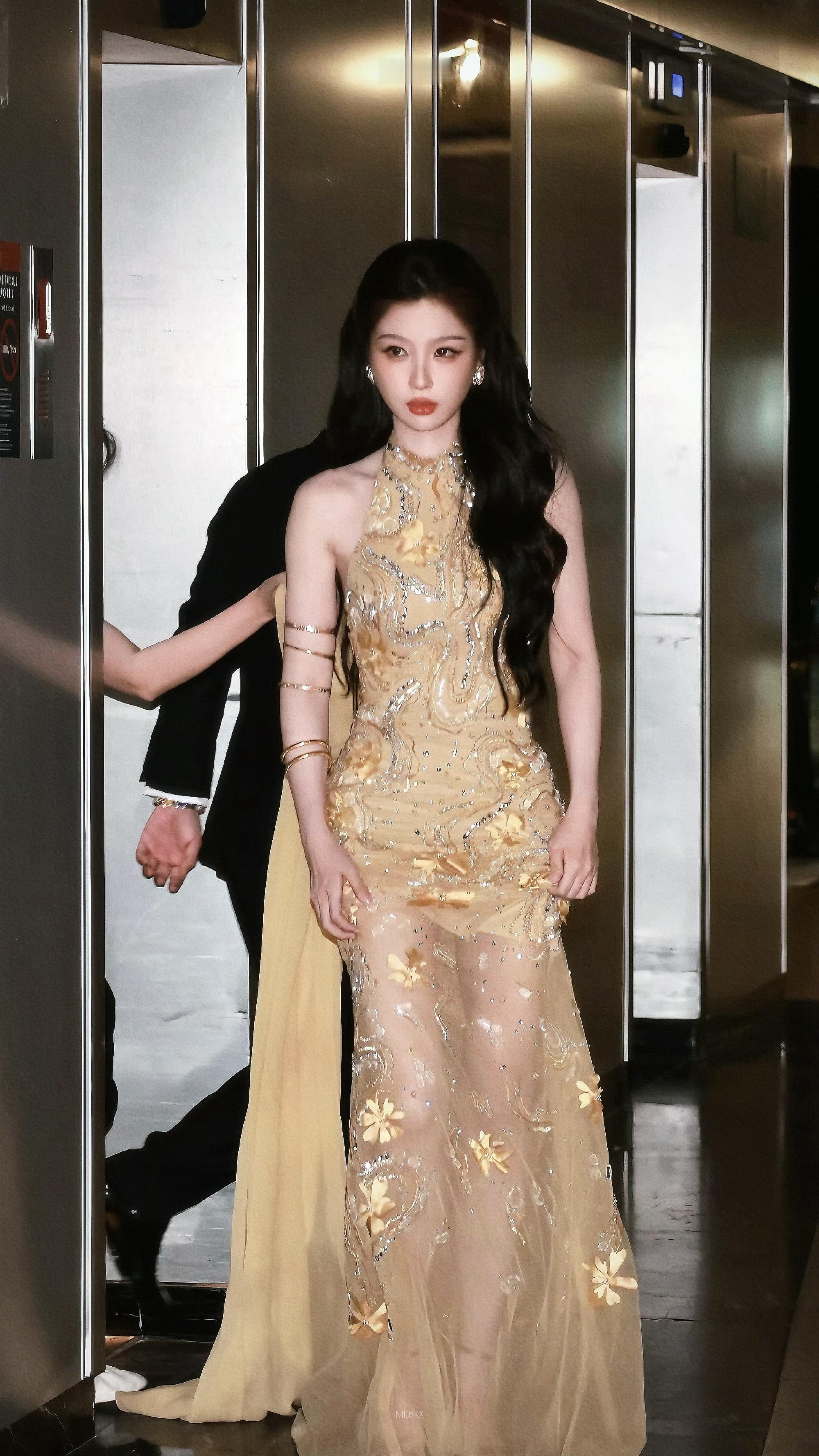 虞书欣戛纳第二套造型虞书欣戛纳第二套造型来啦欣欣你继续美！这下真的是“追我的人排