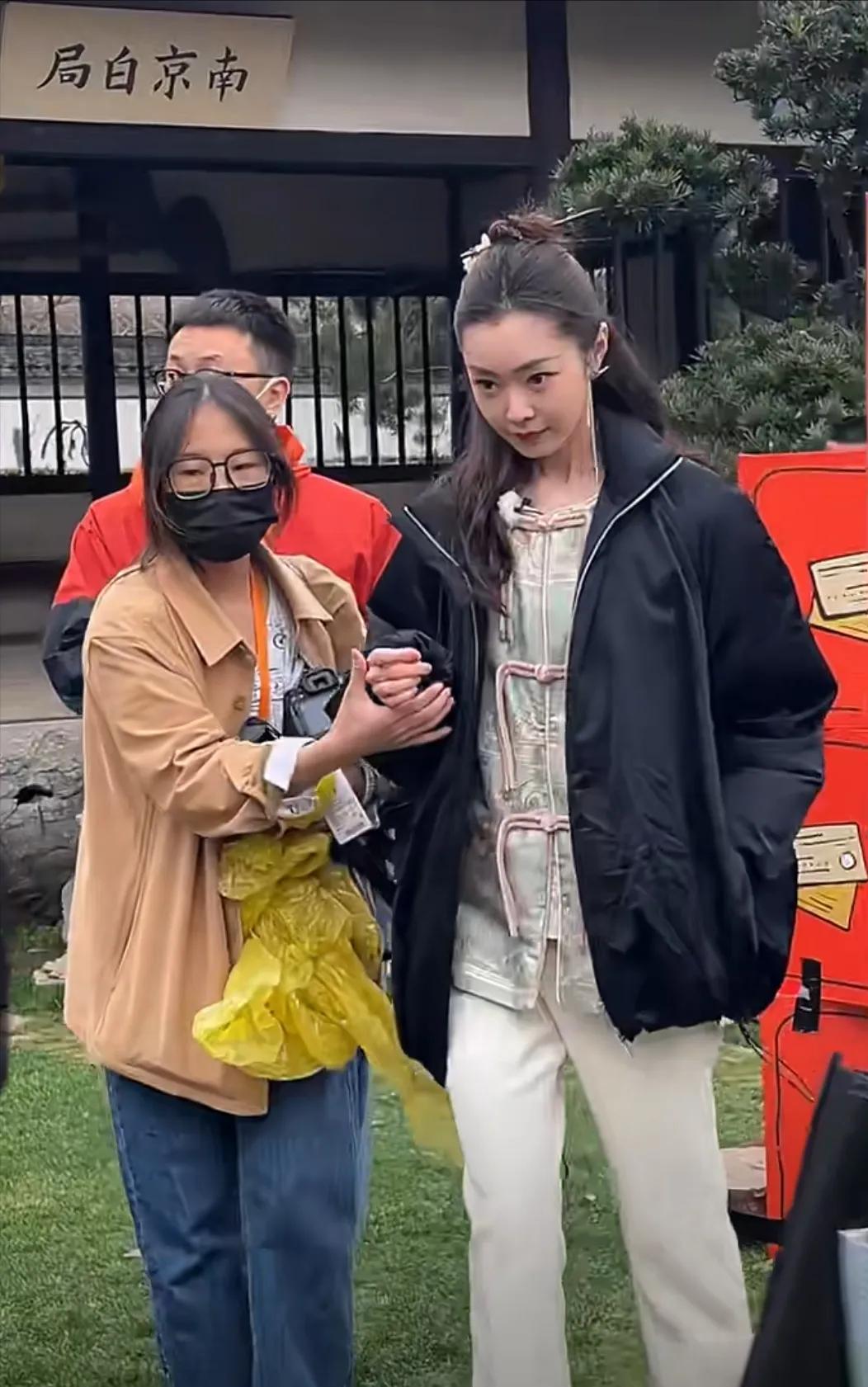 在南京愚园偶遇宋轶，宋轶个子好高呀，她比电视上美好多倍是真的，脸小的只有五官 ，