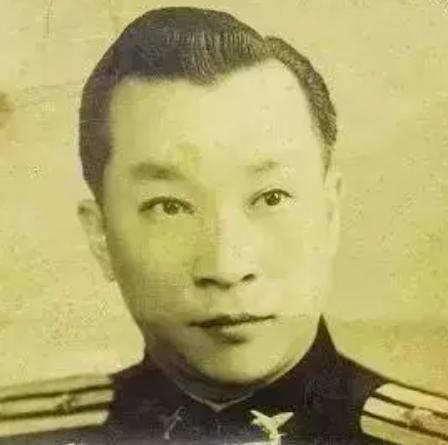1939年大年初一，上海一户人家正在过年，主人叫陈箓，福建人，前清留法学生，北洋