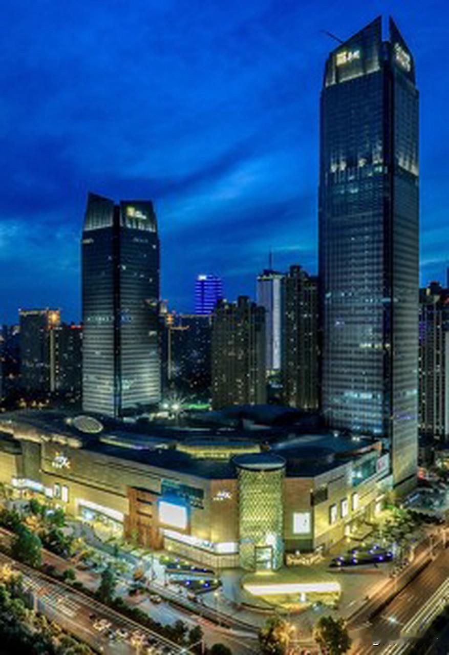 福州和厦门这两座城市，他们这几年商场都在加速的建设，大家来看一看厦门我们这个商场