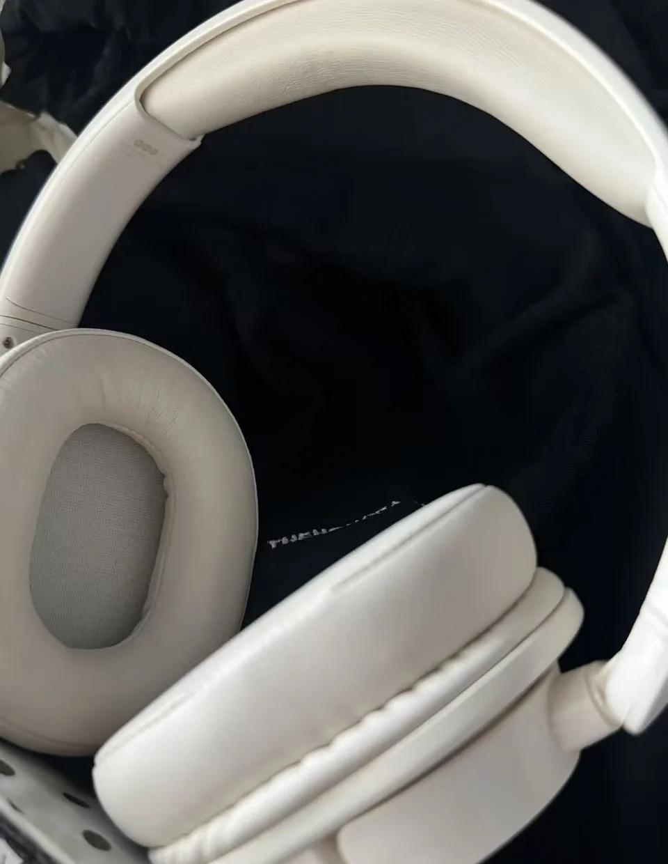 四六级耳机被弟弟征用打游戏
本来是我备考四六级用的耳机，没想到弟弟拿来打游戏刚刚
