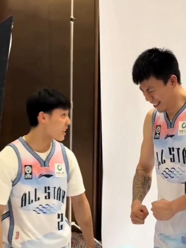 徐杰和张镇麟冰释前嫌，一起在全明星表演怒吼！

当年辽粤大战张镇麟在徐昕头上扣篮