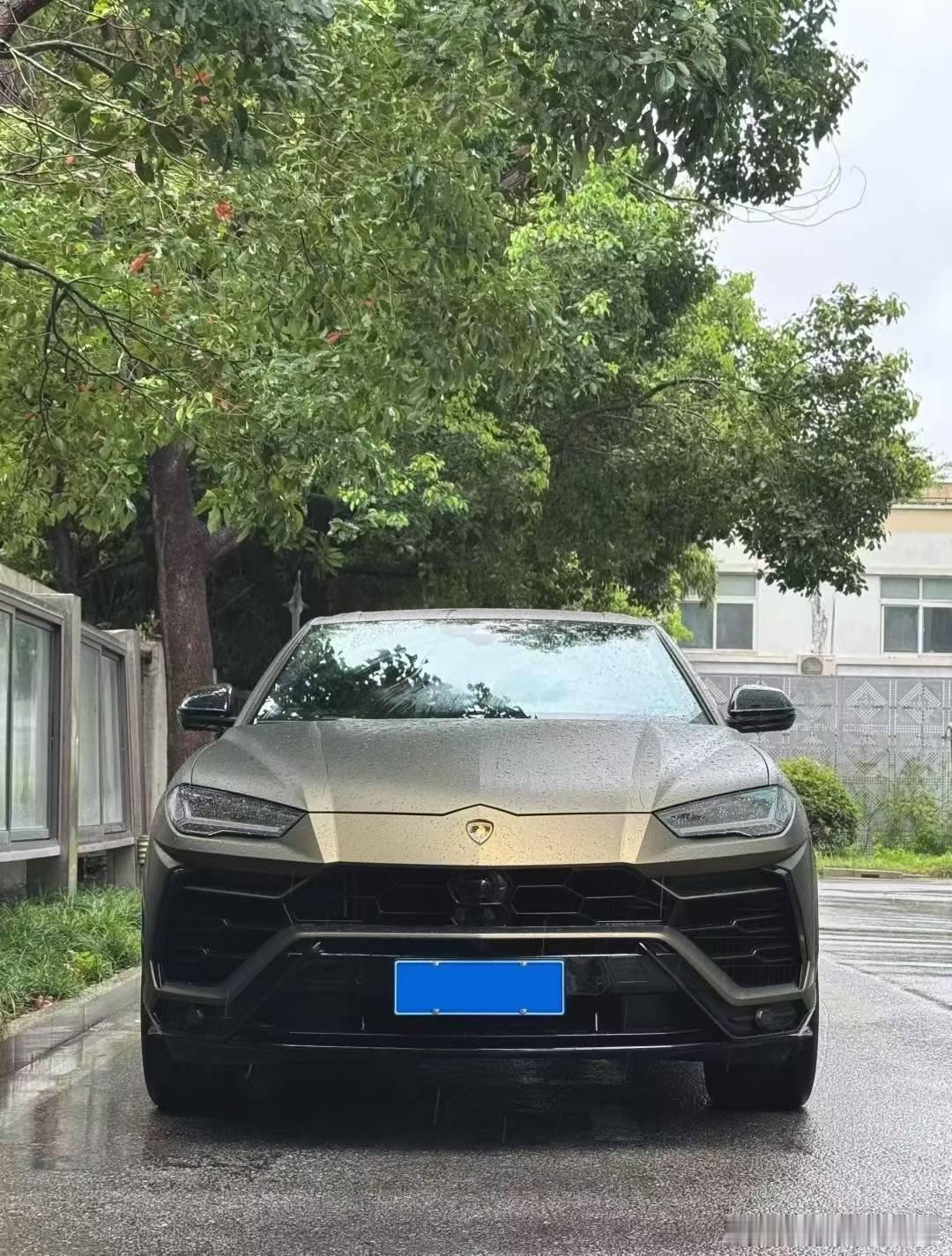 兰博基尼 Urus，原车黄色贴改色膜，满配带B&O音响·蜂窝座椅·抬显·22寸轮