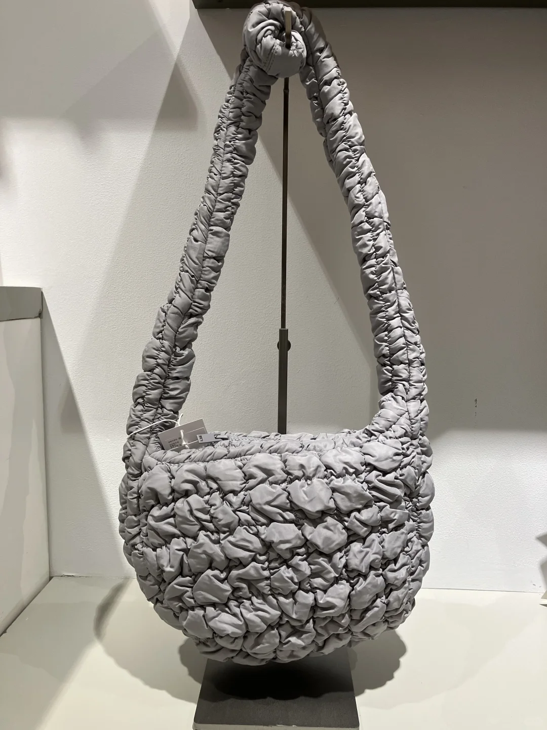 COS新品｜粉色、银色、灰色云朵包！天辣！
