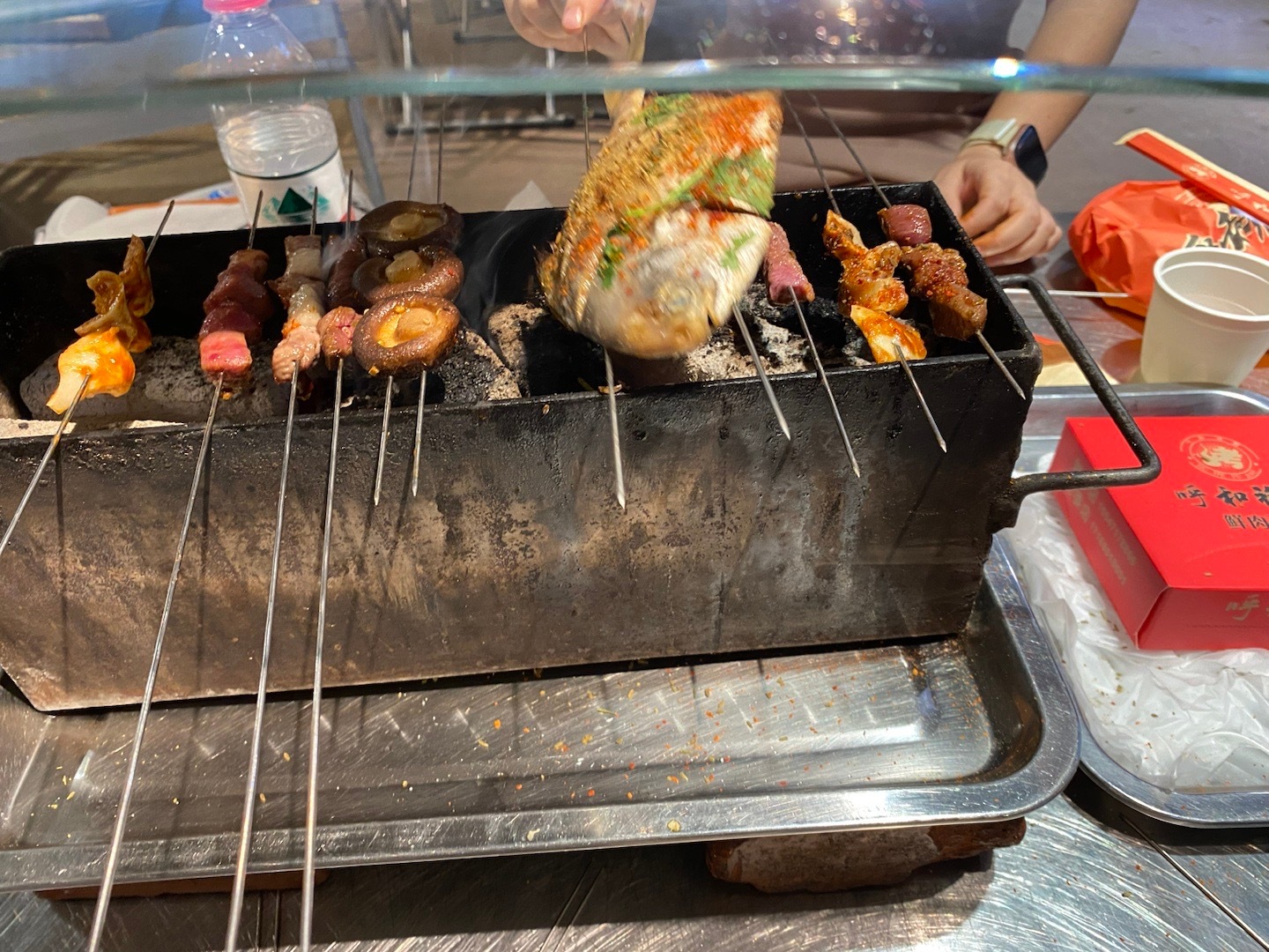 坐了两小时公交来吃烧烤，这烤串店开在宾馆二楼，根本没有招牌，点评也没有具体地址，