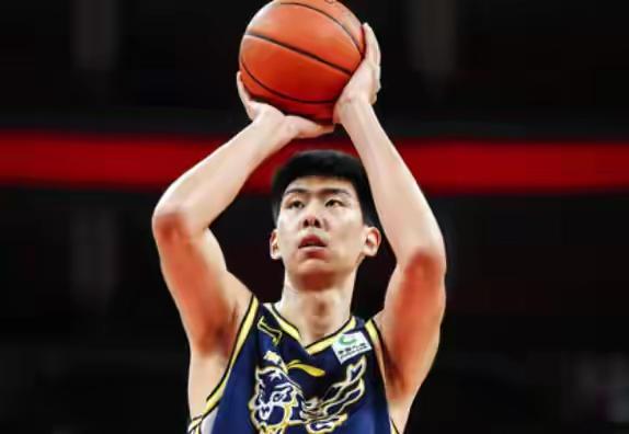 徐昕出生于2003年，北京市人，身高226cm，效力于广州龙狮队。他从广东宏远转