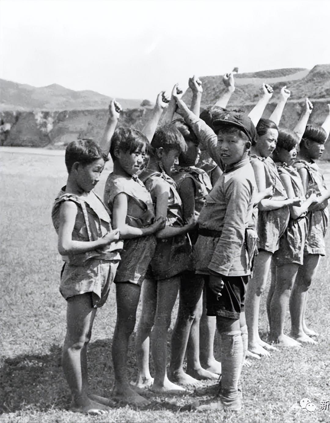 1936 年，美国记者斯诺在陕北根据地拍下这群孩子，他们是苏区少年先锋队队员，也
