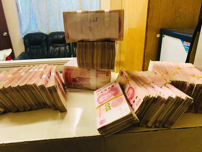 男子携10万元现金提前还车贷遭拒 广州一男子携10万元现金提前还车贷，却被平安银
