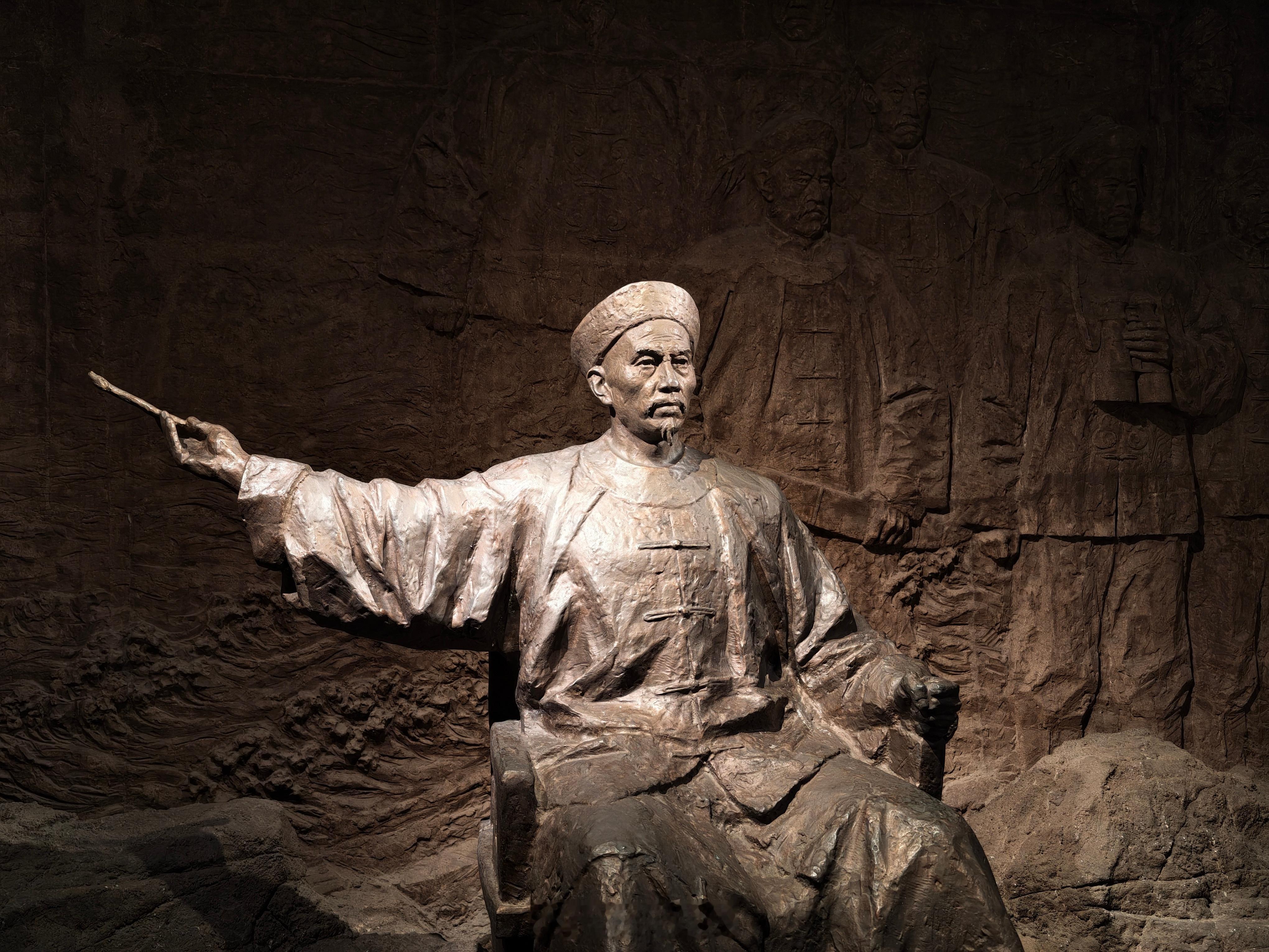 来甲午海战纪念馆了，带孩子一起来的游客很多，大多数人都是神色凝重，许多家长都在轻