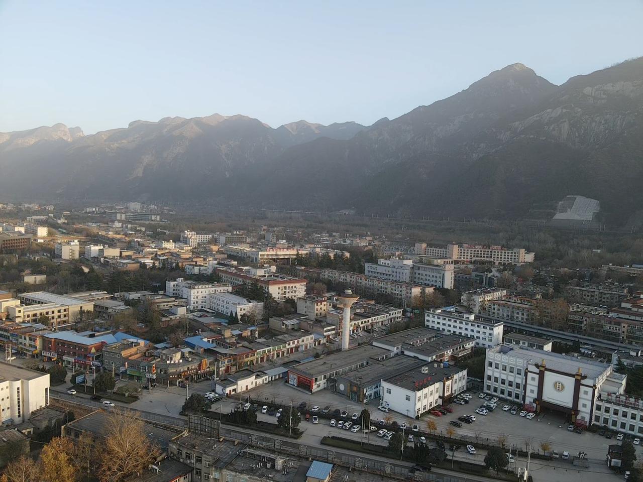 分享城市一角天空风景华山镇的初冬景象