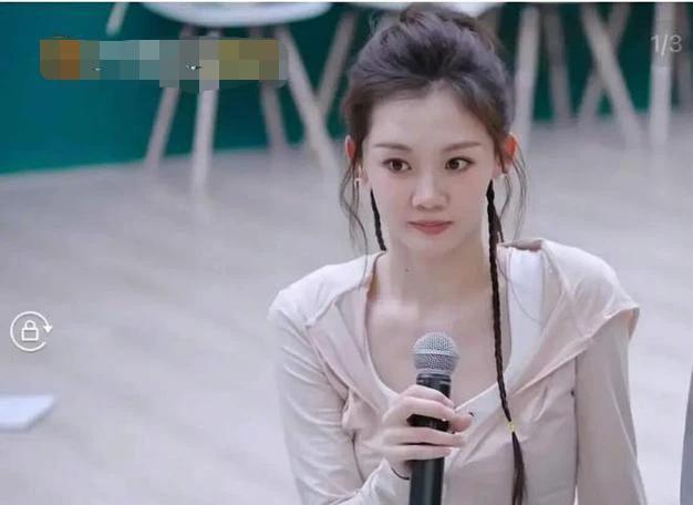 苗苗在乘风破浪的姐姐里真的好嫩，眼神清澈，气质出众，虽然是三个孩子的妈妈了，但看