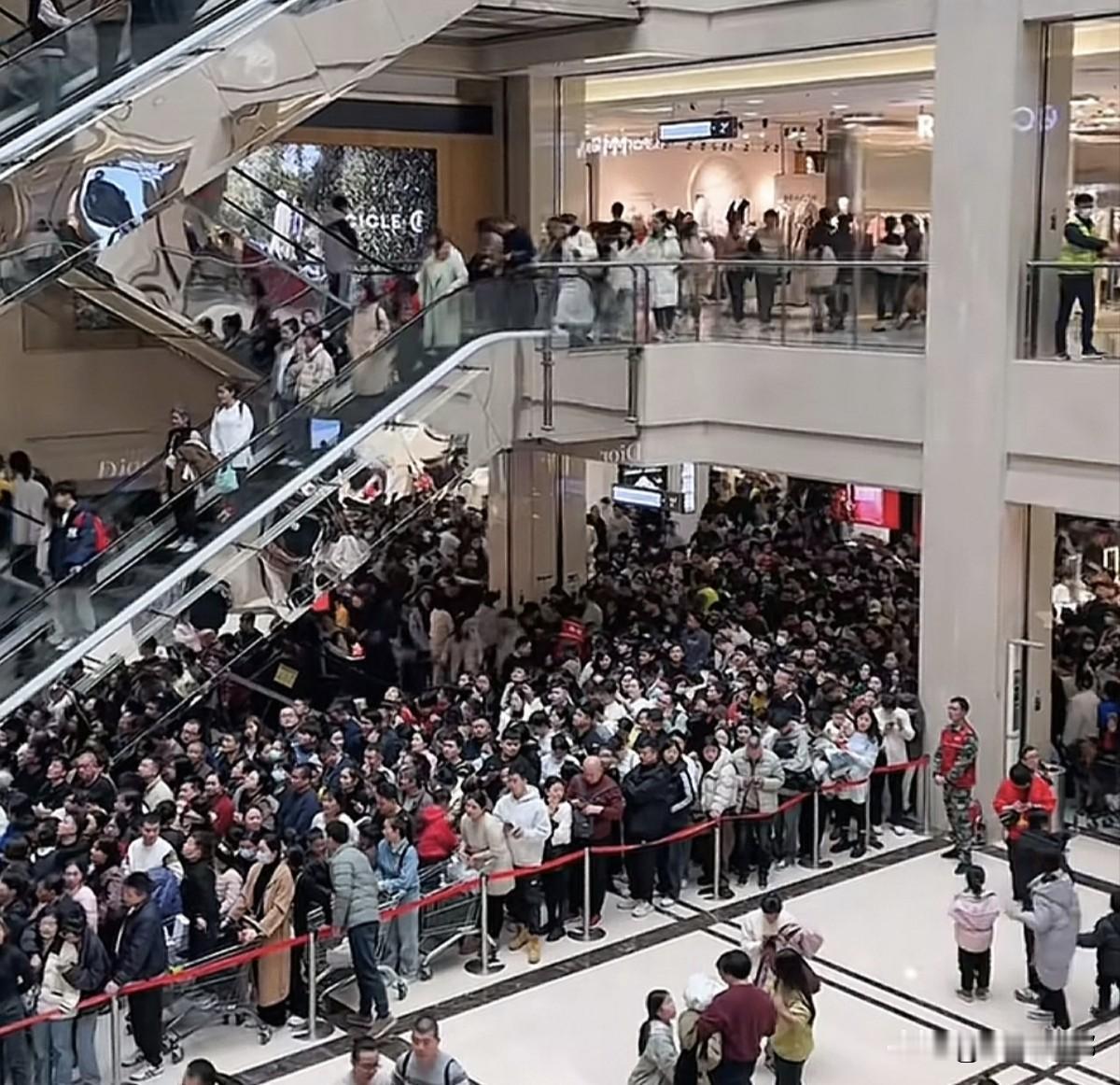 许昌的胖东来，其实现在它不单单是一个超市了，它变成一个旅游景点了，本地的人嫌人太