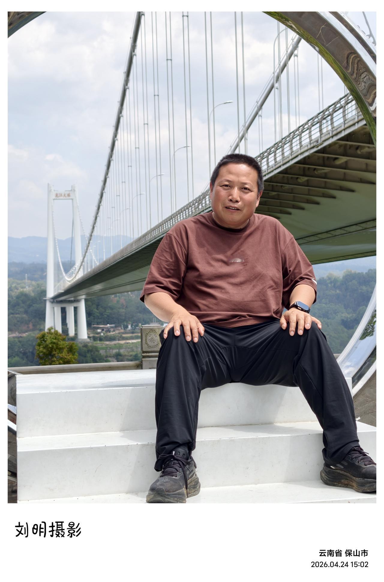 我们从芒市往腾冲，必经龙江大桥。此桥横绝龙川江峡谷，是滇西一大胜景 。桥身长约2