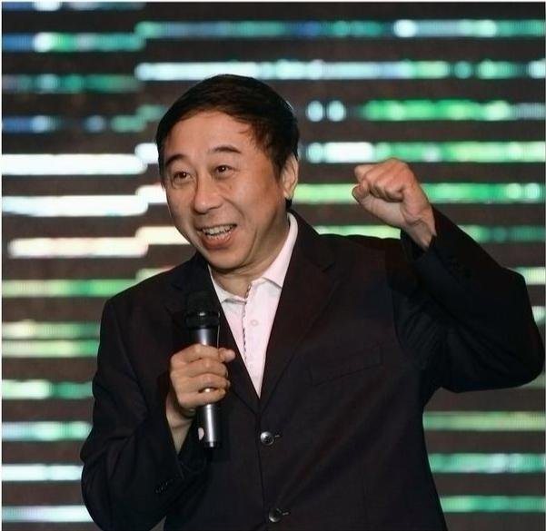 中戏期末汇演偶遇冯巩冯巩演我看到烂剧谁能想到，在中戏剧场偶遇冯巩，微表情完美演绎