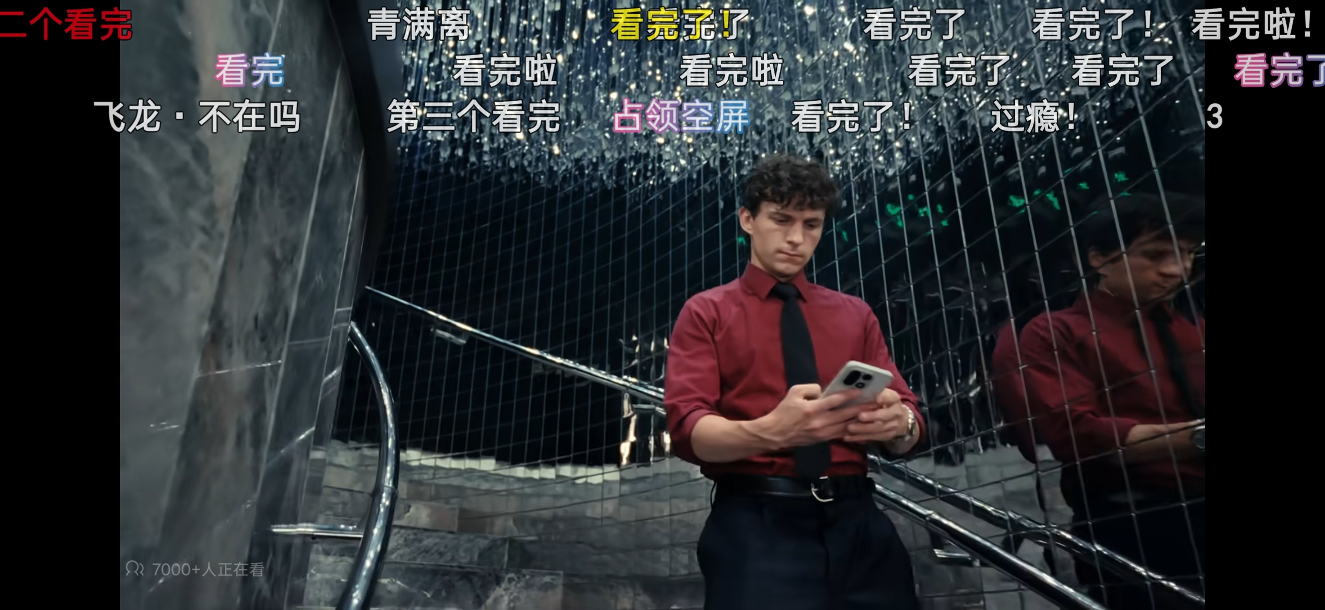 一场恶战后蜘蛛侠又换新手机了，哦，这次是一加15，这辨识度
