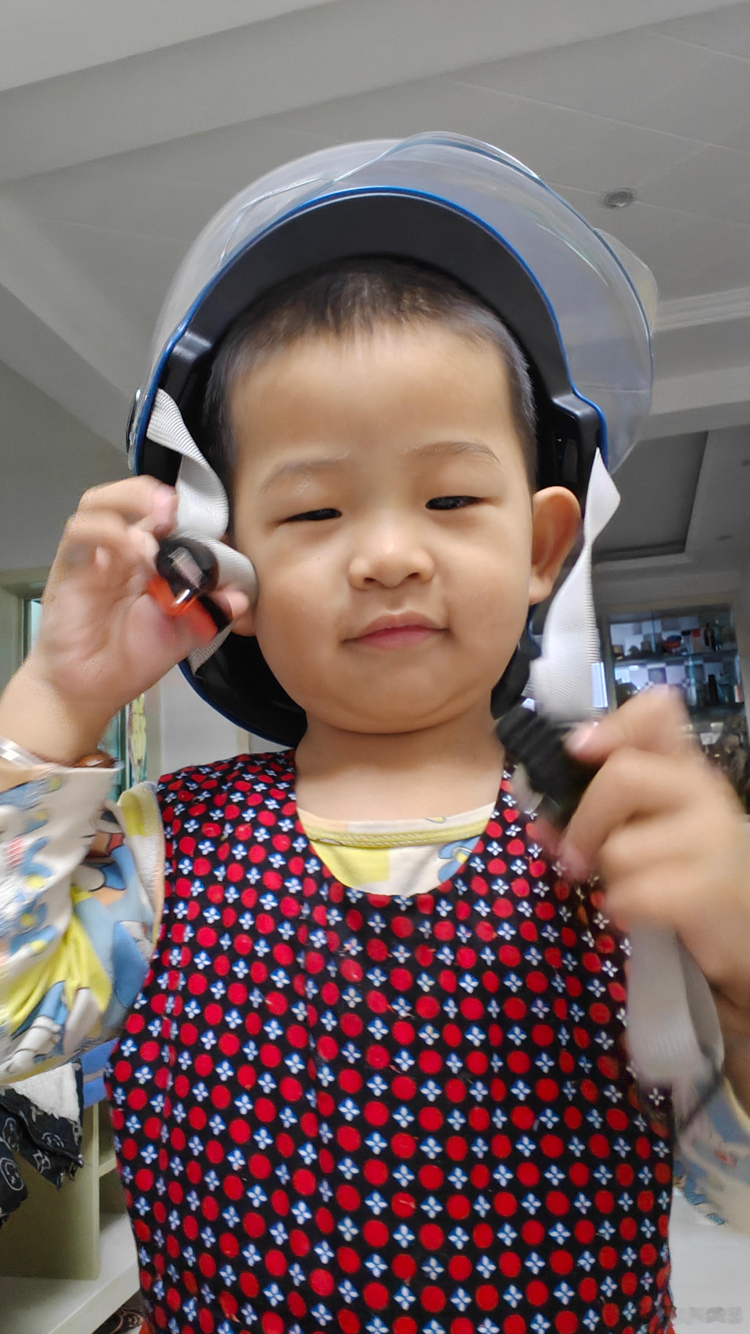 小小头盔一戴这是要准备狂飙一下，不料今日有雨，只能在家小秀一下 