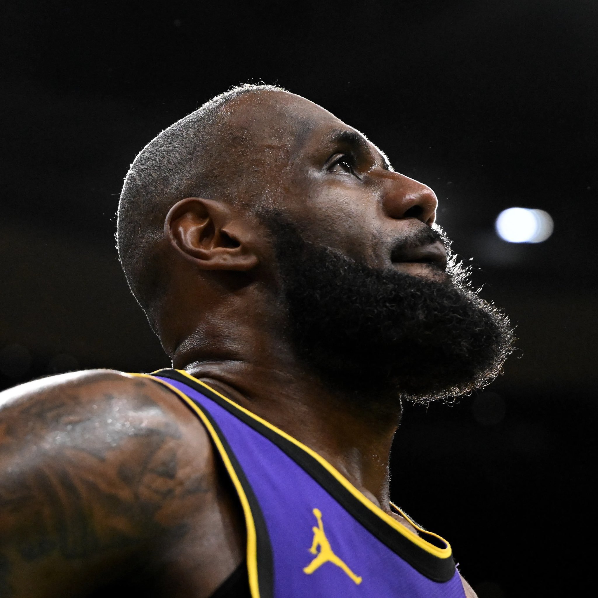 赶在小杨正式迎来夏联首秀前，用几分钟上一道前菜。昨晚ESPN发布了揭秘詹姆斯和湖