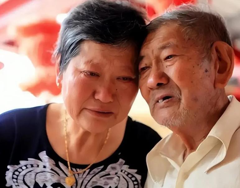 2012年，102岁台湾老兵，耗时66年，终于找到亲生女儿。谁料，一见面，女儿伸