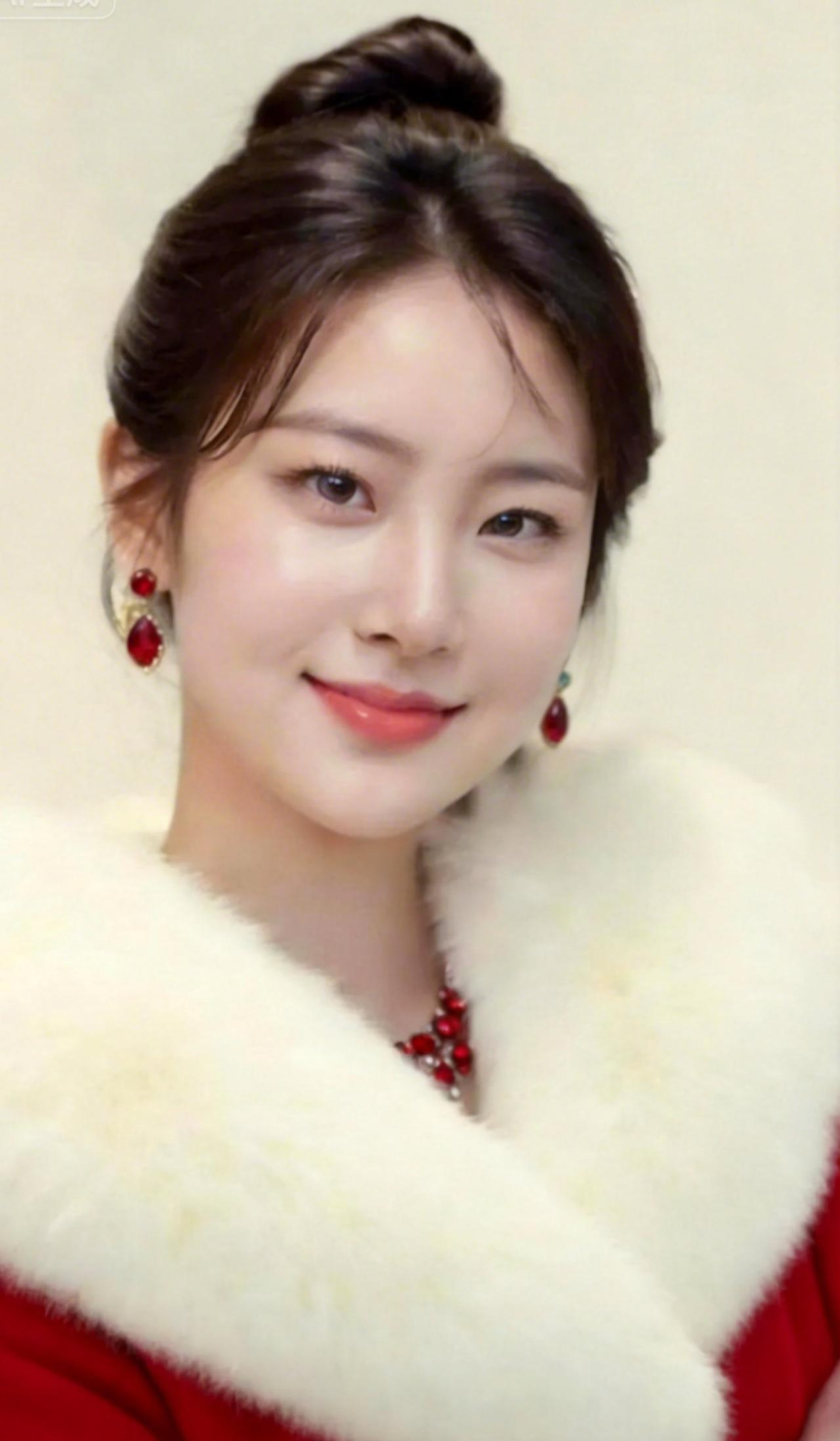 甜美冬日穿搭，红白相间，温暖如初！🌟💖