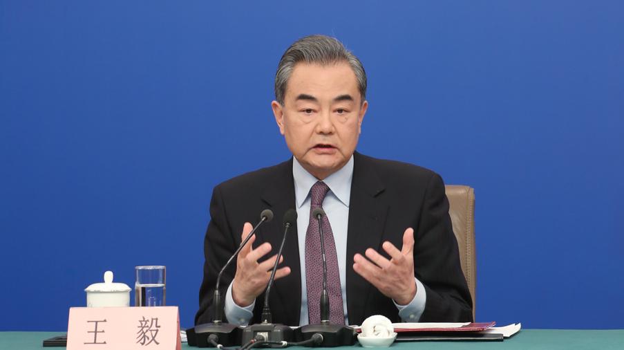 中国外长王毅，刚刚当着波兰的面，直接撂下了一句狠话：“为虎作伥，只会损害自身利益