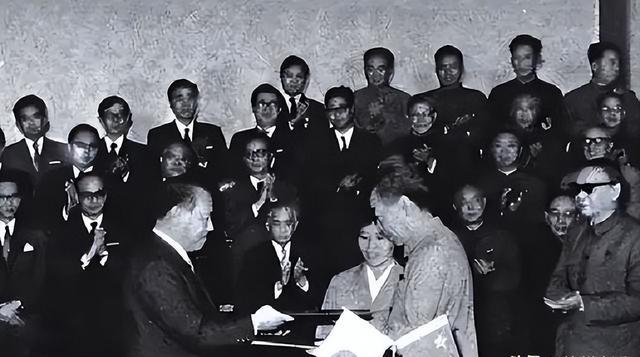 《日本前首相提醒高市：中国当年免千亿赔款，因对日立下硬性规定》

这件事要从19