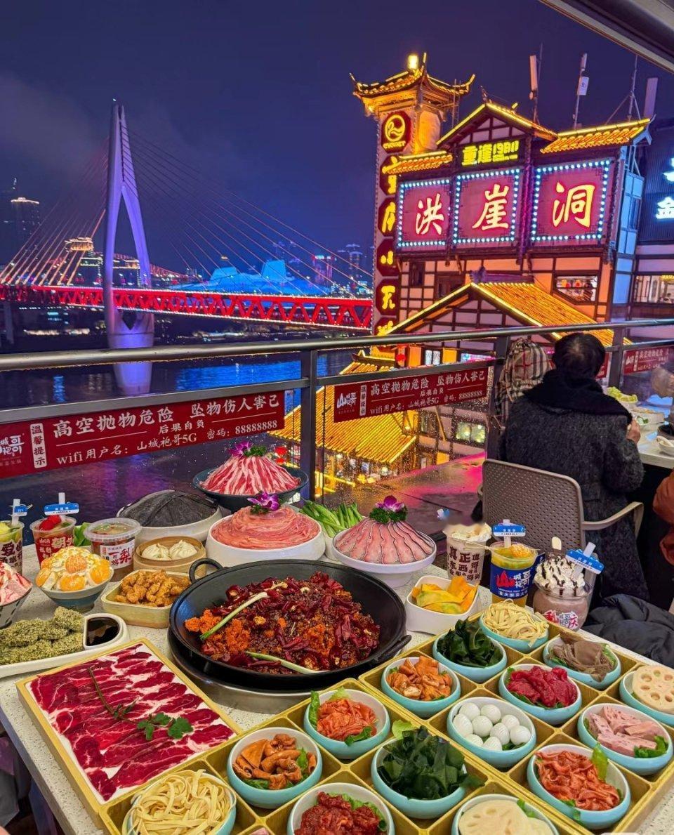 重庆年味，热烈又浓烈。街道上挂满红彤彤的灯笼，倒映着熙熙攘攘的热闹景象。火锅沸腾