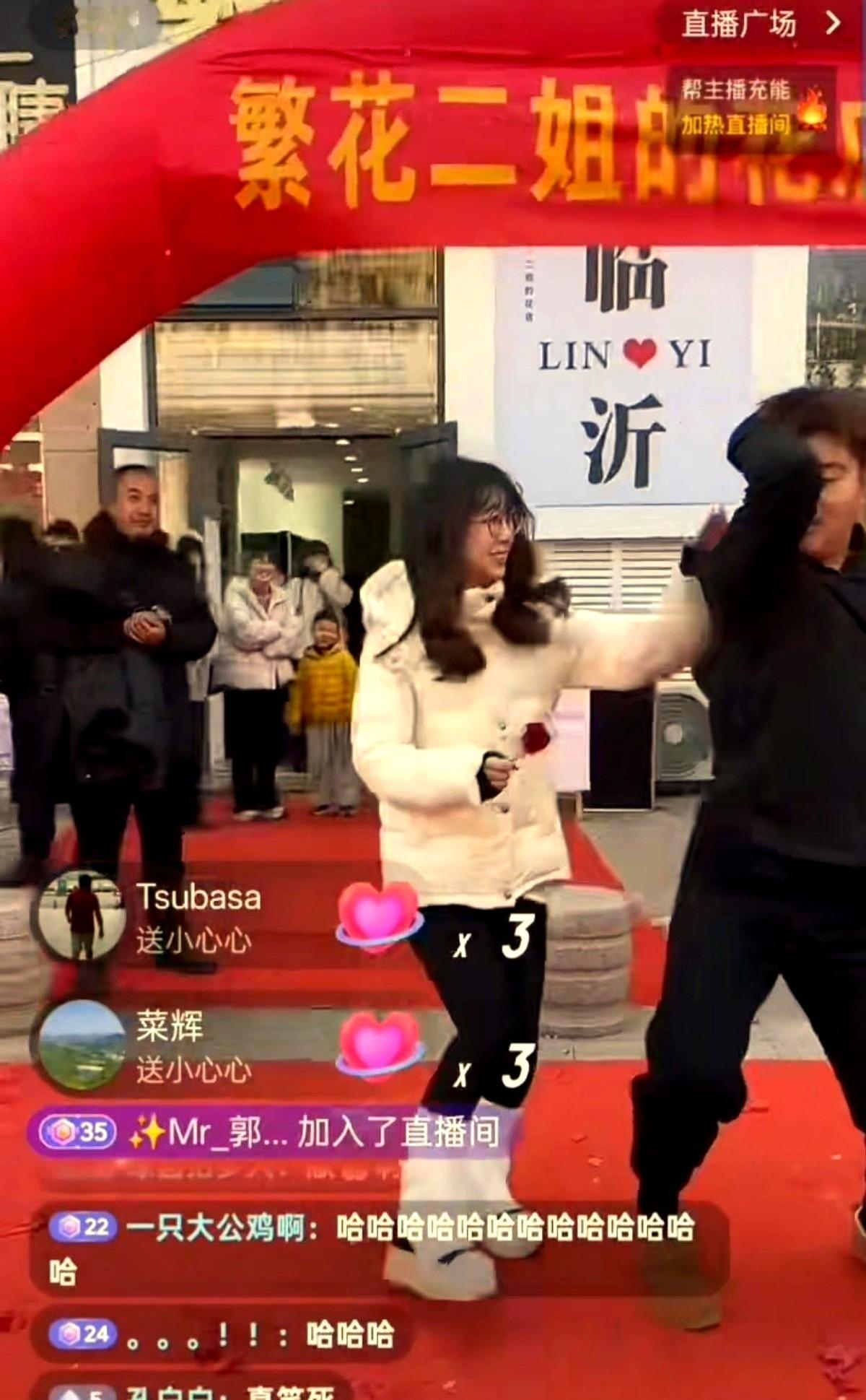 昨晚圈内聚会，做本地探店号的朋友抿了口冰红茶，突然拍大腿聊起上周的新鲜事。

本