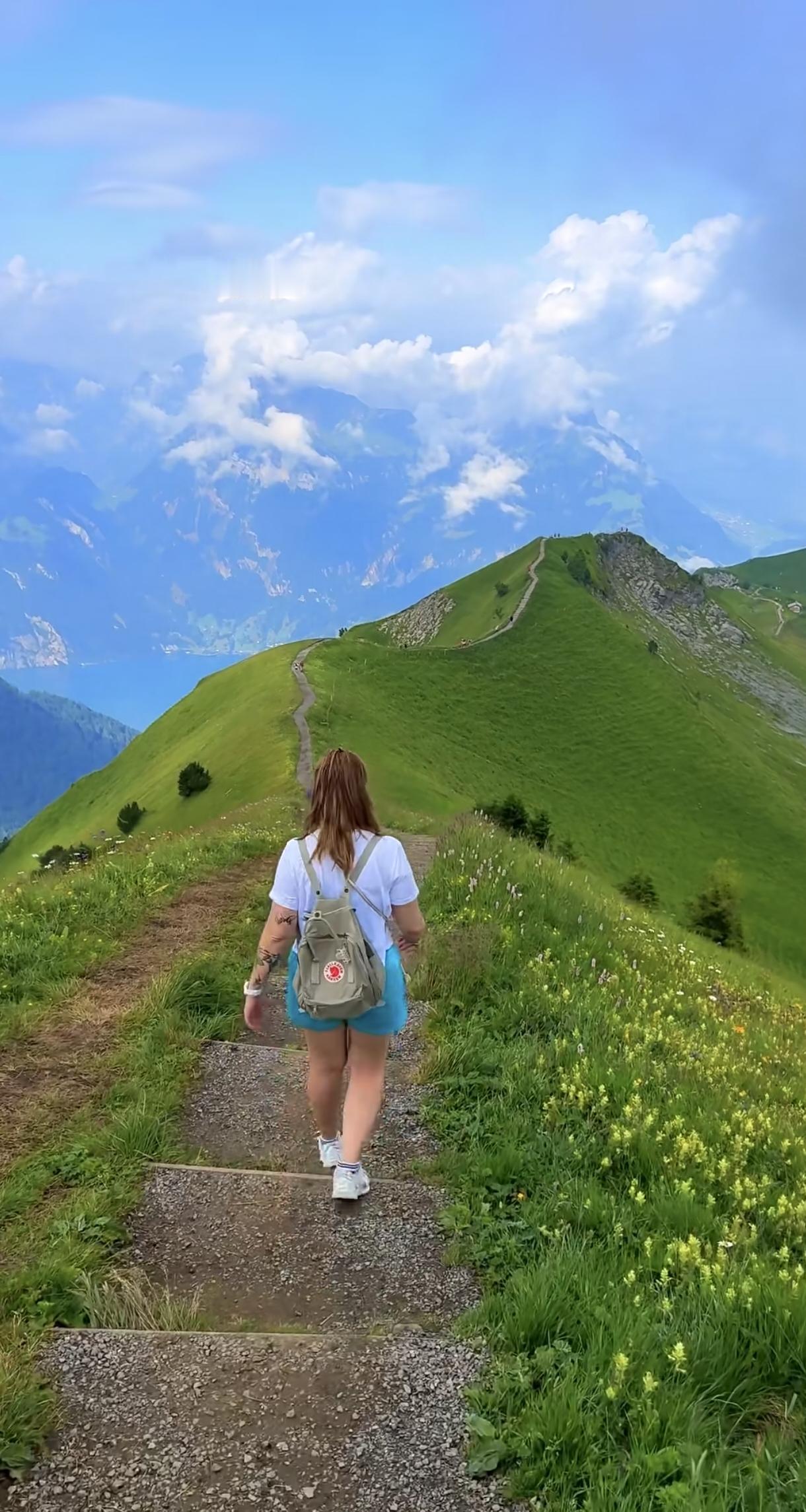 瑞士Stoos山脊线，这地方好美好出片。人在画中游，滿山遍野的绿草，确实漂亮。山