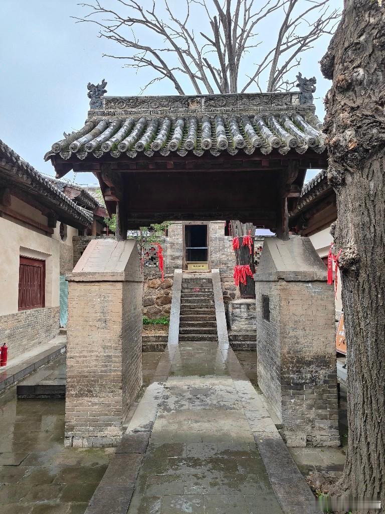 始建于北齐的福胜寺本名古圣堂。唐贞观年间村中有蔺氏在朝为尚书，唐太宗恩准在其梓敕