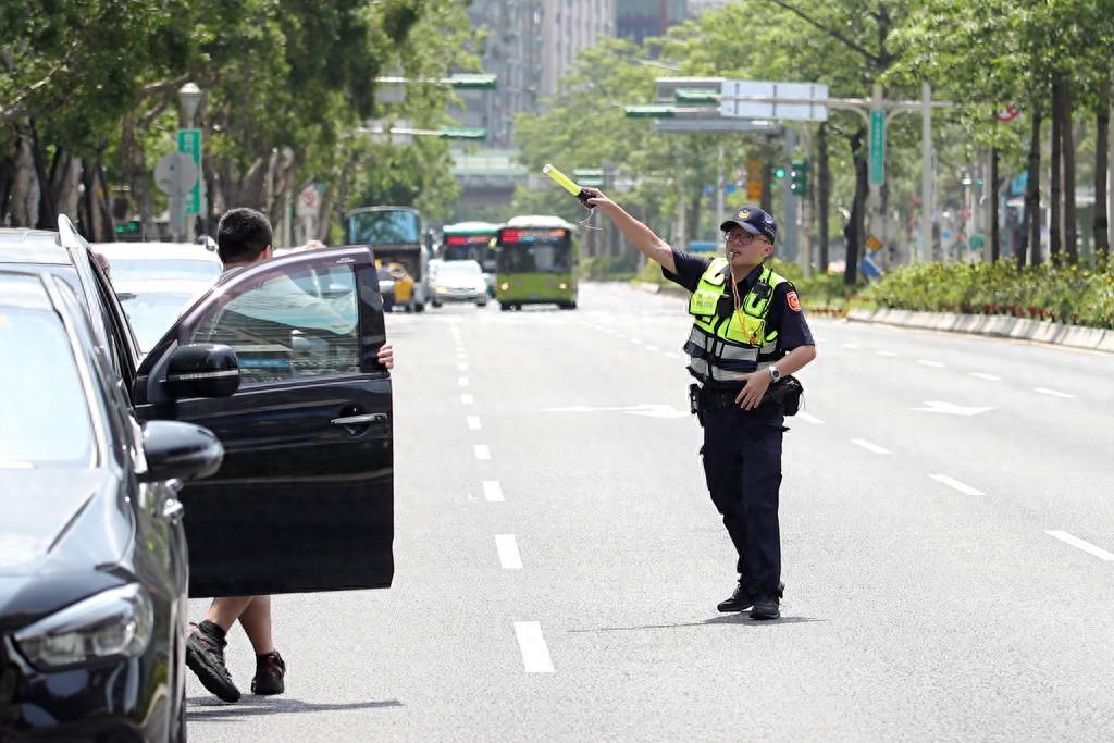 🌧️大白天全台手机突然狂响，民众以为地震，结果是民进党军演预告
 
8月3日下
